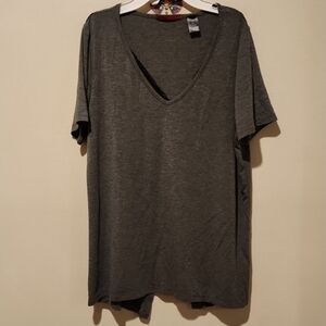 ❤️ BUCKLE SPLIT HEM V-NECK TOP, SMALL